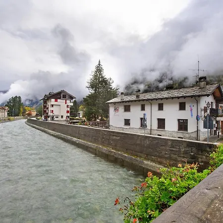 Finestra Sul Monte Rosa * グレッソネイ・サイント・ジェアン